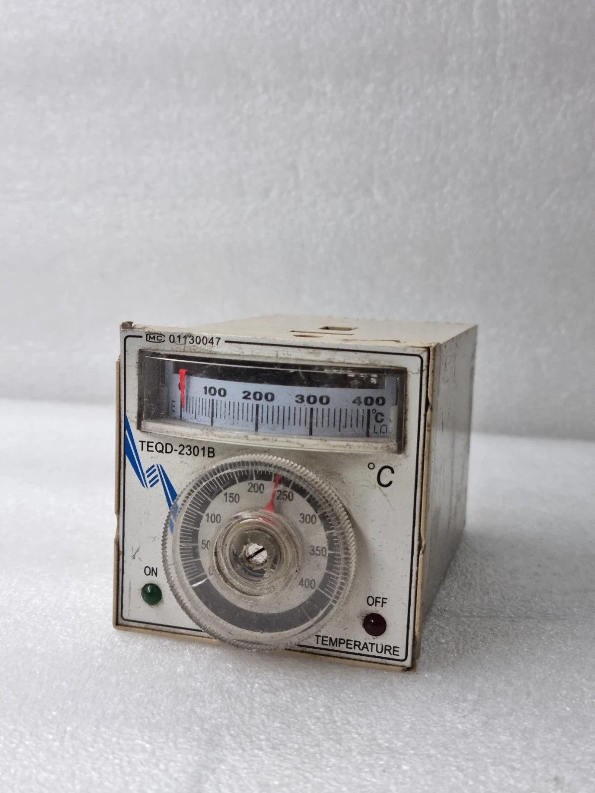 ANALOG TEMPERATURE CONTROLLER MC TEQD-2301B